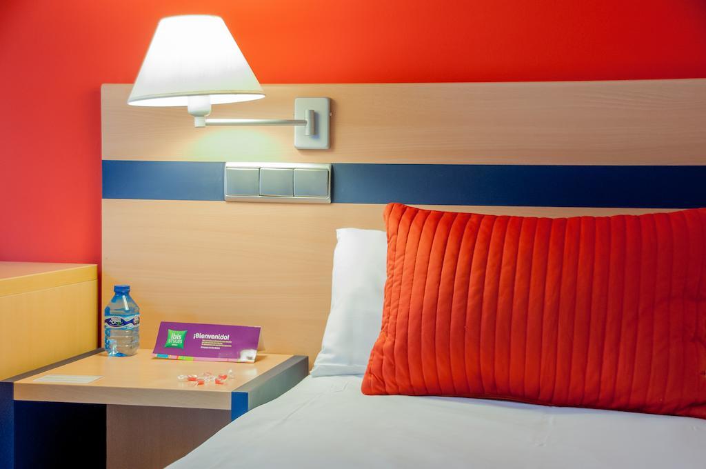 Hotel Ibis Styles Zaragoza Ramiro I Esterno foto